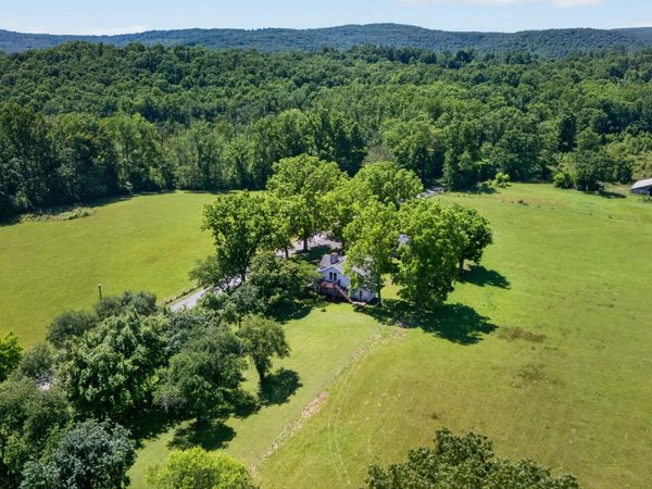 697 Bottom Rd , Palmer, TN 37365