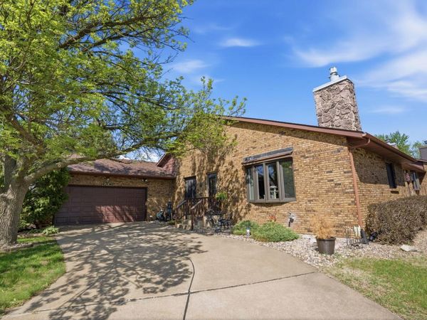 4706 Kynnelworth Drive, Unit 1, Bettendorf, IA 52722