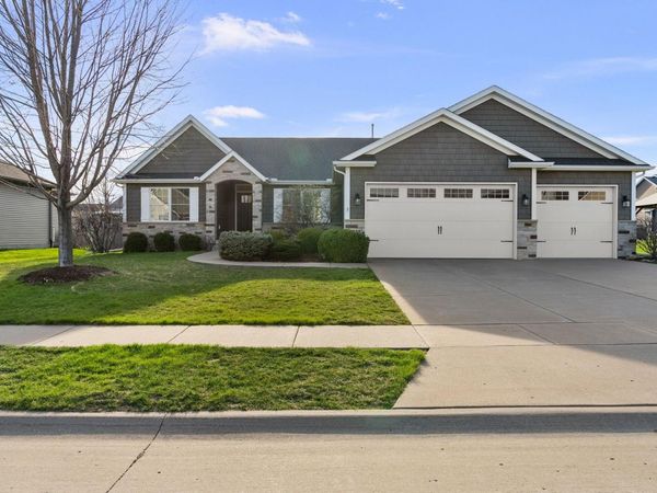 5838 Vanderginst Court, Bettendorf, IA 52722