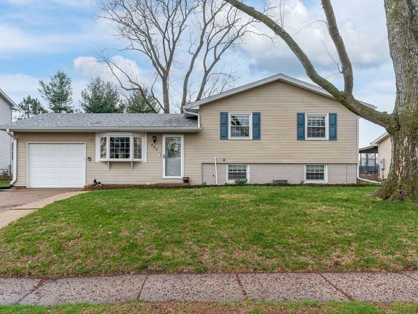 402 W Sheridan Drive, Eldridge, IA 52748