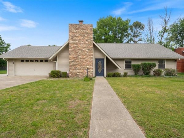 2115 W Tulsa Street , Siloam Springs, AR 72761