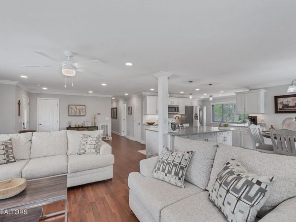 2001 Evergreen Circle , Lenoir City, TN 37772