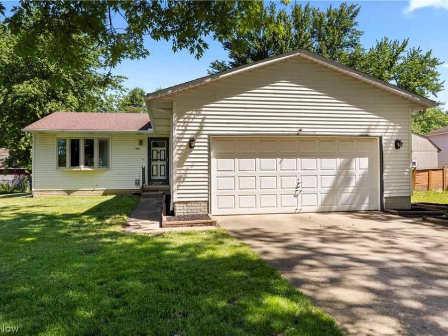 536 Fieldstone Drive , Amherst, OH 44001 Photo 1