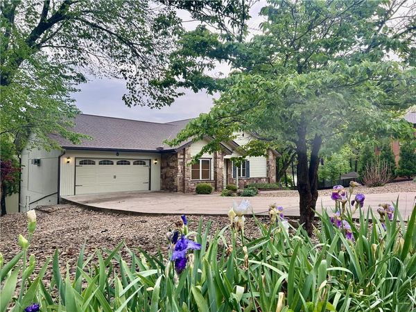 8 Deerhurst Lane , Bella Vista, AR 72714