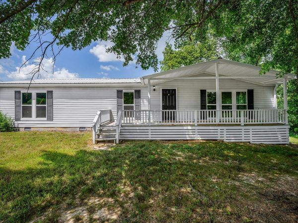 572 Lakeside Rd , Byrdstown, TN 38549