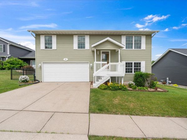 11 W Village Circle, Davenport, IA 52806