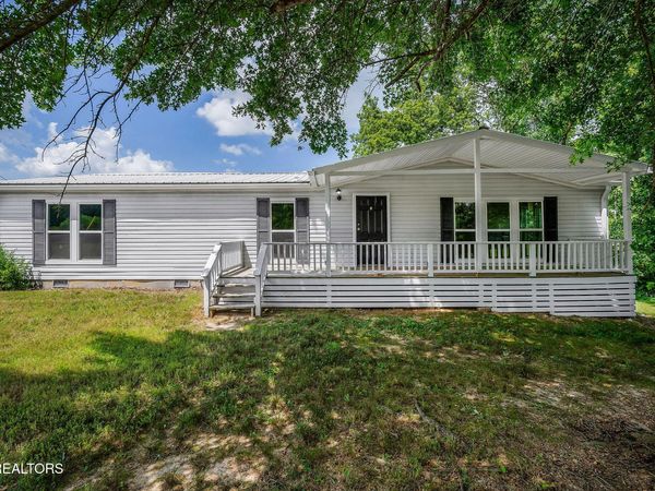 572 Lakeside Rd, Byrdstown, TN 38549