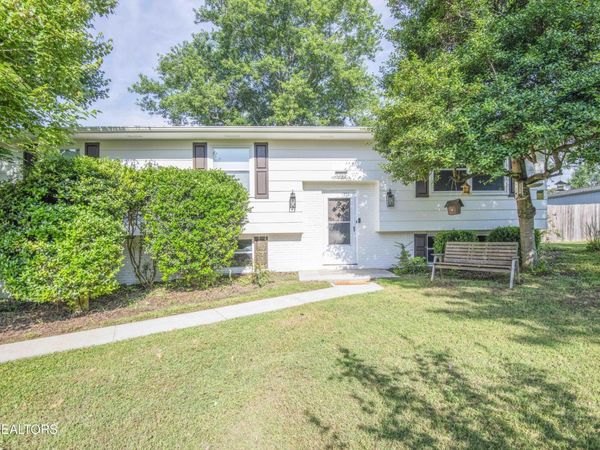 1255 Pinecrest Circle , Lenoir City, TN 37772