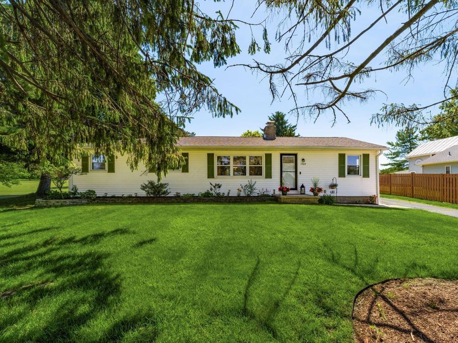 1705 Mink Street SW, Pataskala, OH 43062 Photo 1