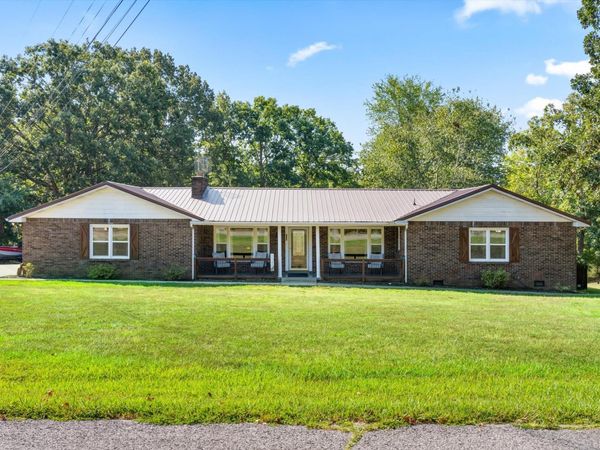 550 Lakeview Cir , Tennessee Ridge, TN 37178