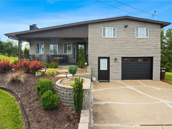 2506 Valley View Drive , Belpre, OH 45714