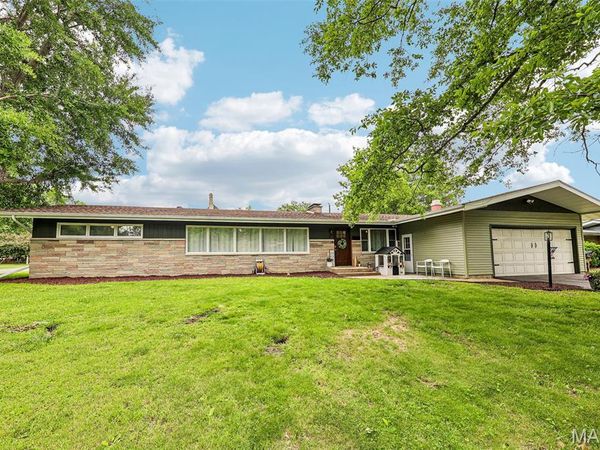 1 Crestwood Drive , Carlinville, IL 62626