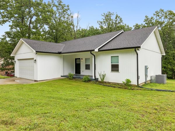 111 Friel Dr , Waverly, TN 37185