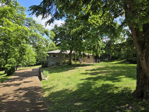 608 Burgundy Dr , Madison, TN 37115