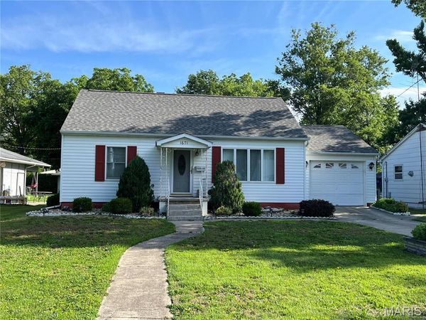 1671 Clinton Street , Carlyle, IL 62231