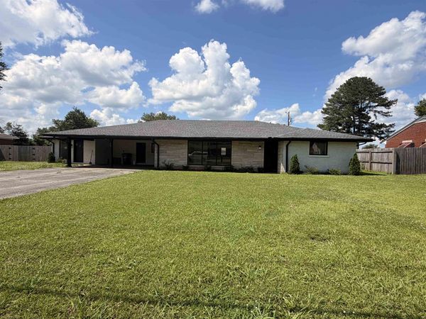 405 6th St W, Muscle Shoals, AL 35661