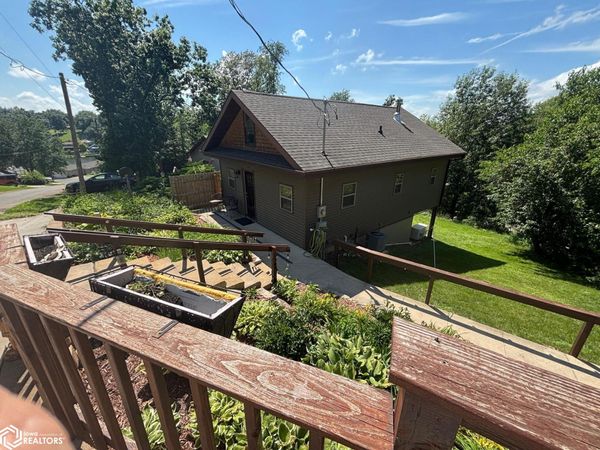 6110 N Lakeshore Drive, Brooklyn, IA 52211