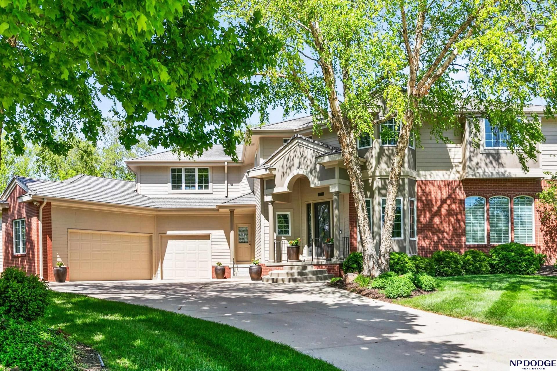 16026 Lake Circle, Omaha, NE 68116