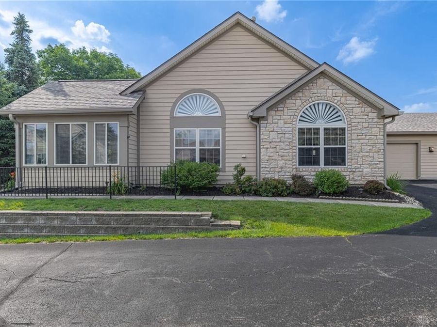 221 Villa Pointe Drive, Springboro, OH 45066 Photo 1
