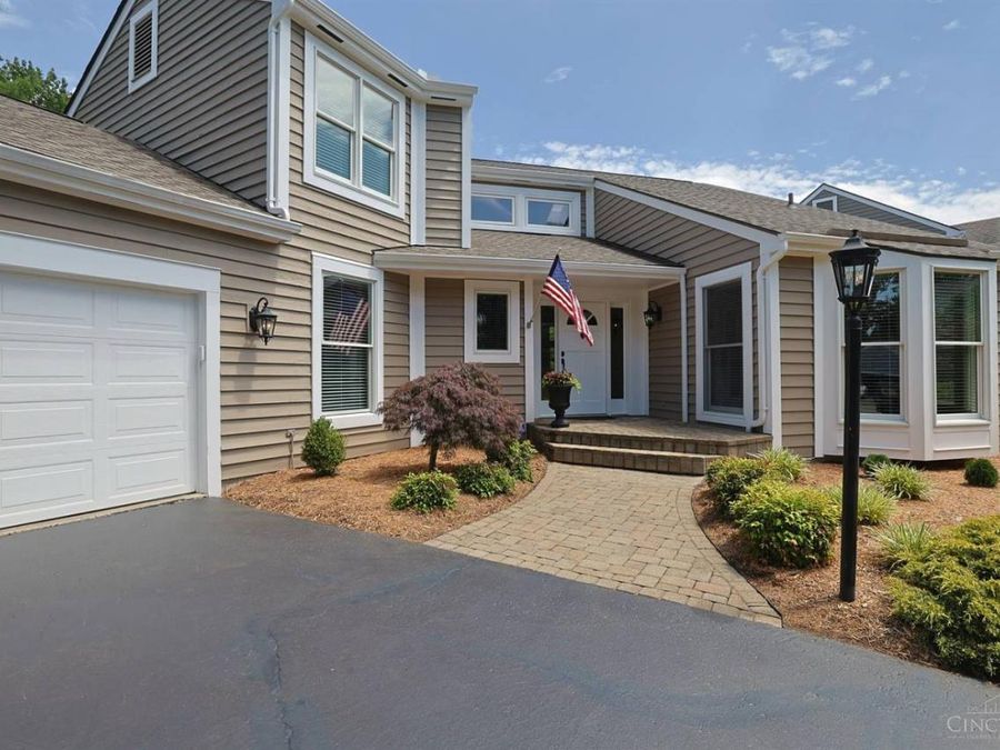 9832 Village View Court, Blue Ash, OH 45241 Photo 2