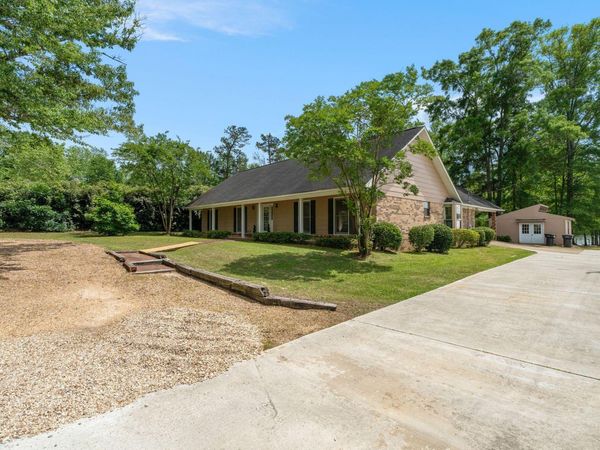 429 Buccaneer Dr., Hattiesburg, MS 39402