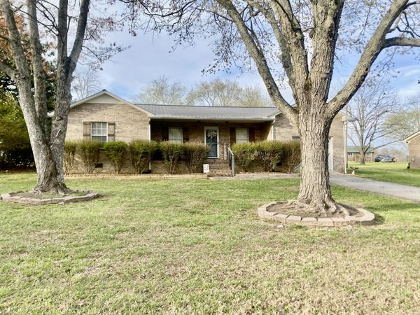 694 McQuade Cir , McMinnville, TN 37110