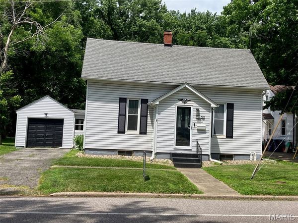 319 S Madison Street , Trenton, IL 62293