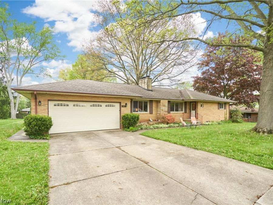 639 N Azalea Boulevard , Barberton, OH 44203 Photo 1