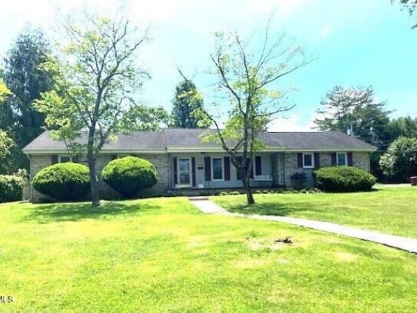 1700 Tee Court, Johnson City, TN 37601