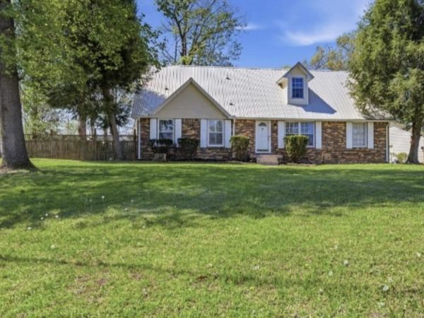 800 R S Bradley Blvd , Clarksville, TN 37042