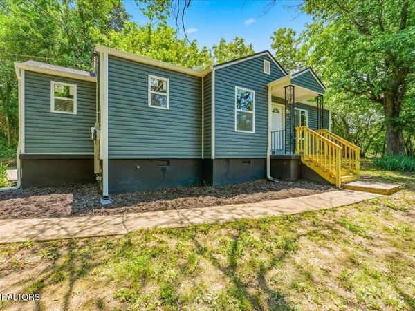 210 Clark Ave , Harriman, TN 37748