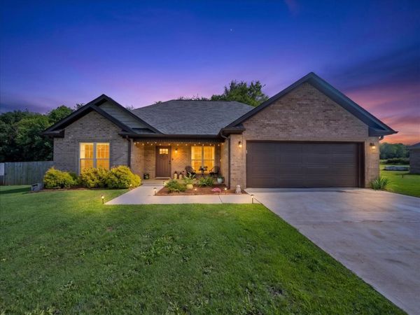 36 W Blue Heron Dr , Killen, AL 35645