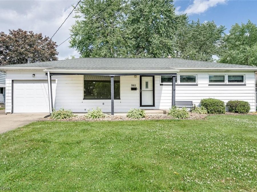 961 Adrian Circle , Girard, OH 44420 Photo 1