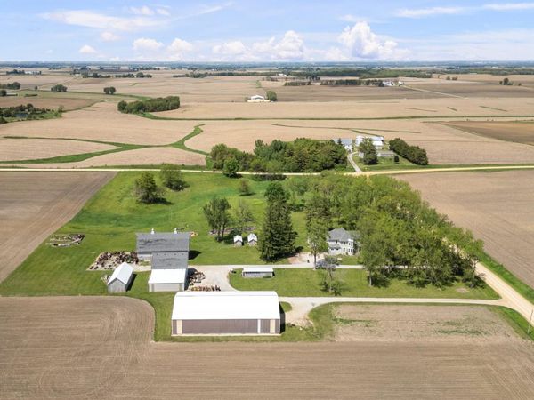 24880 145th Avenue , Eldridge, IA 52748