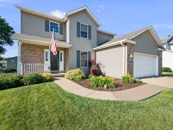 204 W Pinehurst Drive , Eldridge, IA 52478