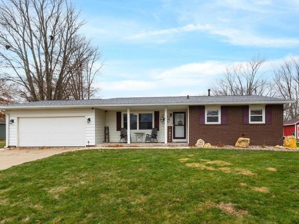 121 Park Lane Circle , Eldridge, IA 52748