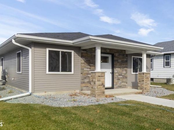 138 25th Street SW, Mason City, IA 50401