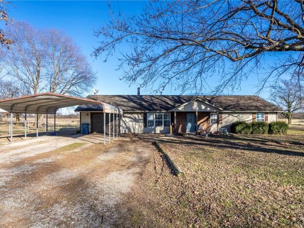 1651 W Highway 12 , Gentry, AR 72734