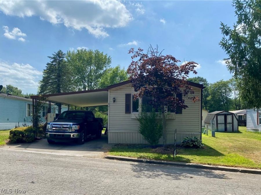 621 Sugar Pines Drive SW, Warren, OH 44481 Photo 1