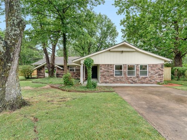 1716 E Rolling Hills Drive , Fayetteville, AR 72703