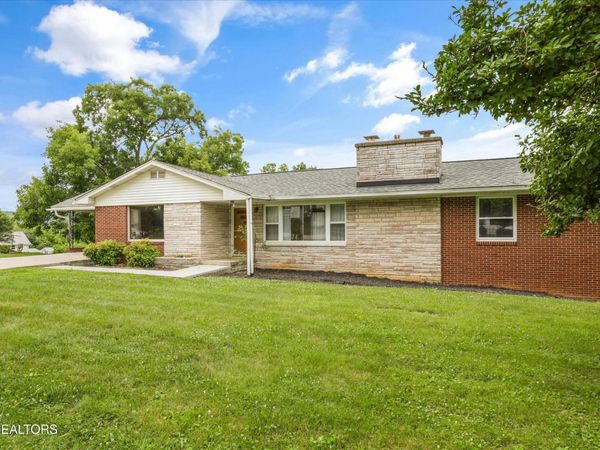 407 W College Ave , Friendsville, TN 37737