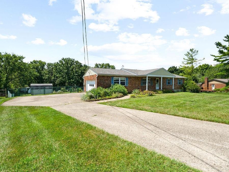 9334 Meadow Ridge Drive, West Chester, OH 45241 Photo 3