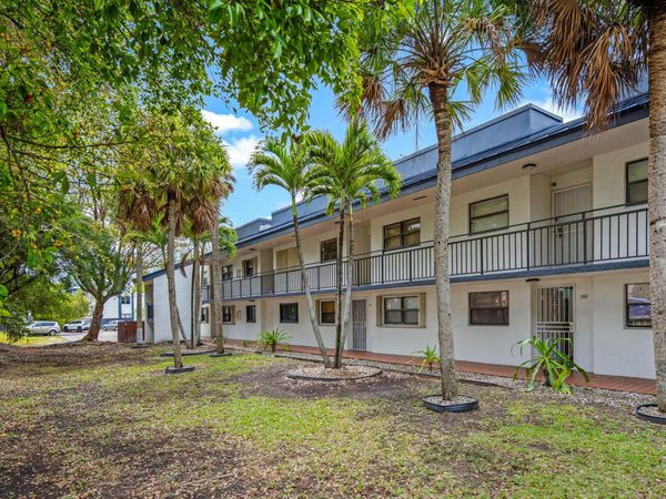 510 W Park Drive , Unit 104-3, Miami, FL 33172