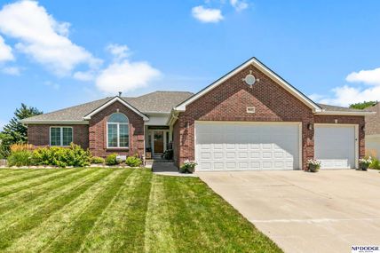 8627 S 100th Street, La Vista, NE 68128