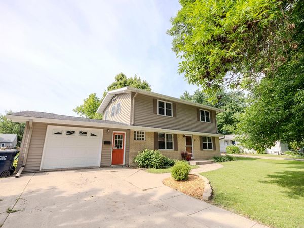 3 Sunnyslope Road , Morris, MN 56267