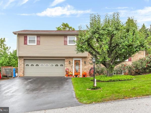2717 WHITNEY DRIVE, YORK, PA 17402