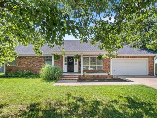 999 S Curtis Avenue , Pea Ridge, AR 72751