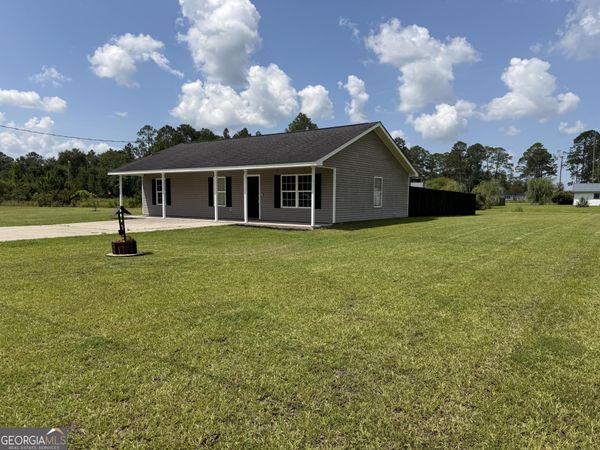 354 Peach Ln, Baxley, GA 31513