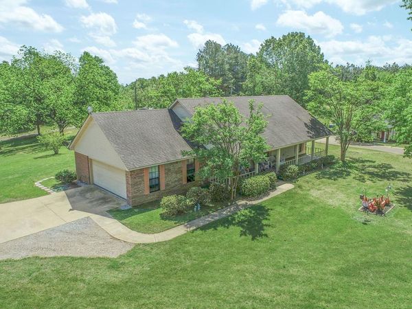 408 Hunters Parkway, Batesville, MS 38606