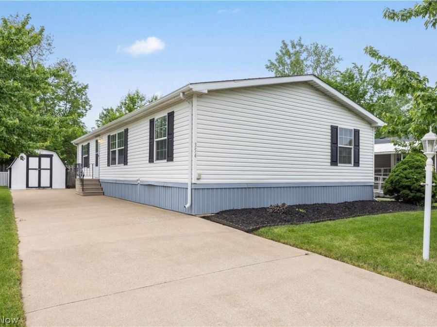 354 Pin Oak Circle , Elyria, OH 44035 Photo 1